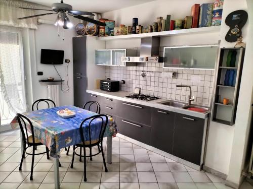 Η κουζίνα ή μικρή κουζίνα στο [Casa Tizzy] Frontemare