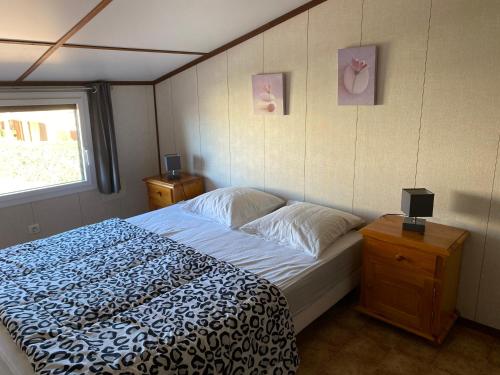 a bedroom with a large bed and a window at Portiragnes-Plage - Les Portes du Soleil - Maison 75m² - A2 in Portiragnes