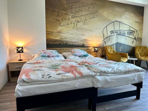 um quarto com uma cama com um quadro na parede em Rabbit 2 Apartman em Mosonmagyaróvár