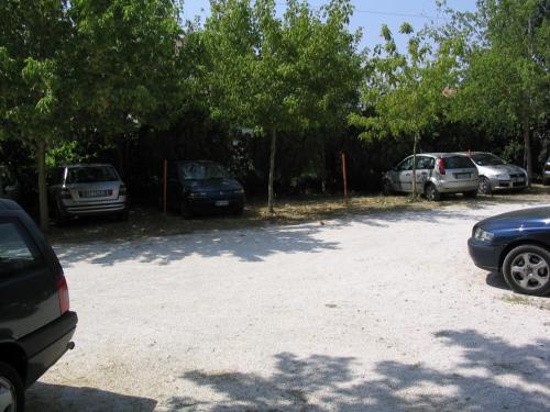 grupa samochodów zaparkowanych na parkingu w obiekcie Hotel K2 w mieście Numana