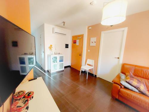un soggiorno con divano arancione e tavolo di Alojamiento Dream en Murcia centro a Murcia
