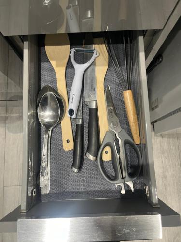 uma gaveta cheia de utensílios de cozinha numa cozinha em HOMESTAY HAVEN em Leicester