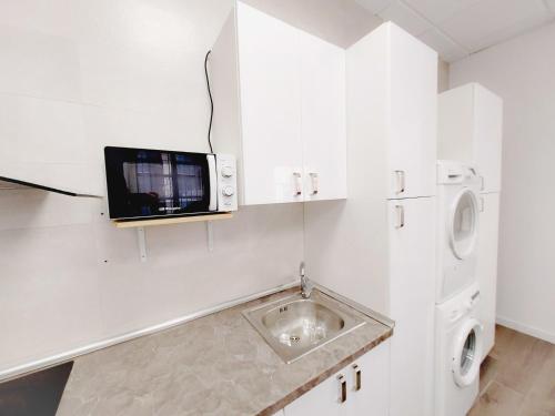 uma pequena cozinha com um lavatório e um micro-ondas em Alojamiento San Juan en Murcia Centro em Múrcia