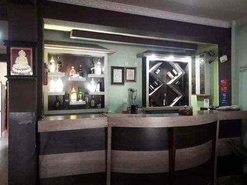 eine Bar in einem Restaurant mit zwei Spiegeln in der Unterkunft Old Everest Hotel in Khanchikot