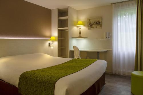 Katil atau katil-katil dalam bilik di The Originals City, Hôtel Alizéa, Le Mans Nord