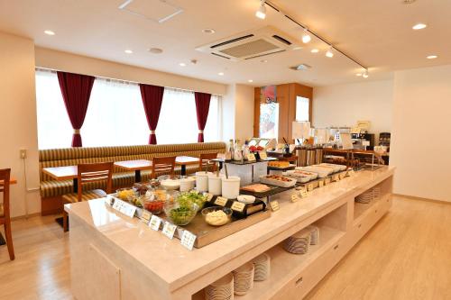 una línea de buffet con comida en un restaurante en Smile Hotel Kushiro, en Kushiro