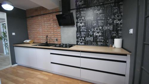 cocina con pared de pizarra en blanco y negro en Apartament Ósemka, en Szklarska Poręba