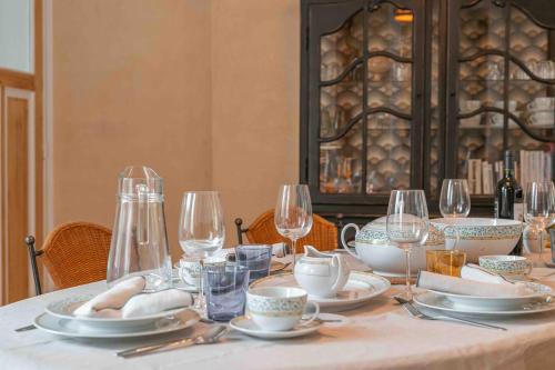 a table with plates and wine glasses on it at Les Gites Kangourou Dinant in Dinant