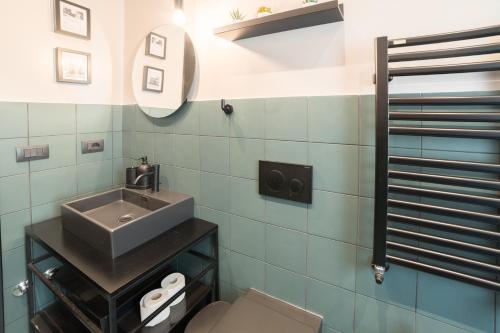 y baño con lavabo y aseo. en Casalmare Giulianova Levante - Ponente en Giulianova