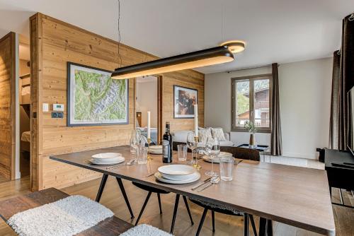 un comedor con una gran mesa de madera y sillas en White Pearl A15 - Alpes Travel - Central Chamonix – Sleeps 4, en Chamonix-Mont-Blanc