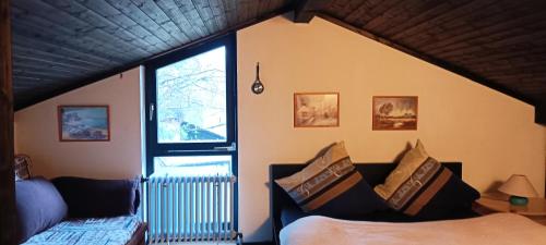 LissendorfにあるHaus am Waldのリビングルーム(ソファ、窓付)