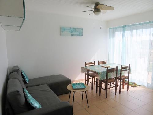 un salon avec un canapé et une table dans l'établissement Appartement à 50 mètres de la plage, à Saint-Jean-de-Monts