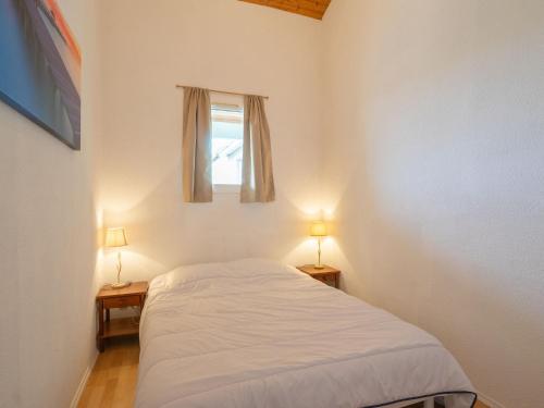 - une petite chambre avec un lit et deux lampes dans l'établissement Apartment Les Jardins de l'Océan-10 by Interhome, à Pontaillac