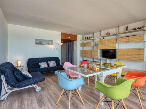 ein Wohnzimmer mit Tisch und Stühlen in der Unterkunft Apartment Casino-5 by Interhome in Lacanau-Océan