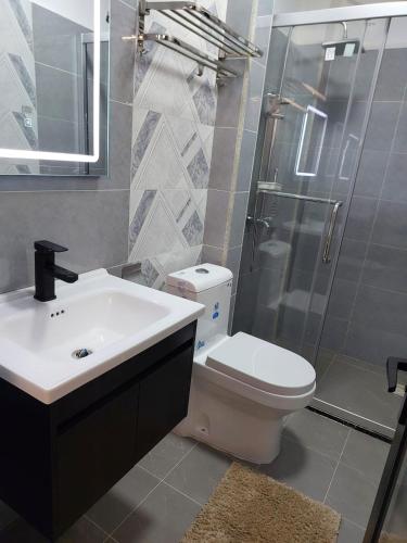 Ένα μπάνιο στο Luxury Apartment Lavington