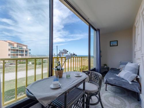 un balcon avec une table, des chaises et une fenêtre dans l'établissement Apartment Palm Beach-5 by Interhome, au Barcarès