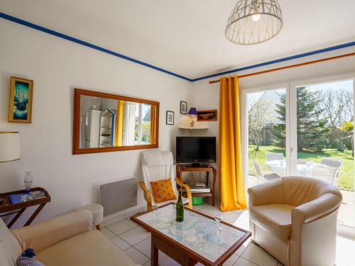 un salon avec un canapé et une table dans l'établissement Holiday Home Ty Bihan by Interhome, à Loctudy