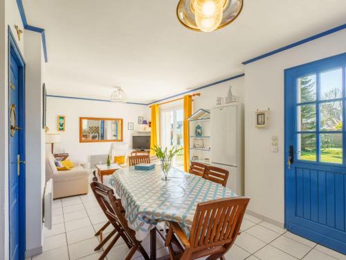 une cuisine et une salle à manger avec une table et des chaises dans l'établissement Holiday Home Ty Bihan by Interhome, à Loctudy