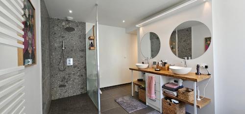 a bathroom with two sinks and a shower at Villa des Virages - 5 min du circuit du Mans in Mulsanne