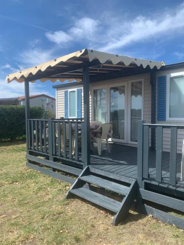 une terrasse en bois avec pergola sur une maison dans l'établissement Florence mobil home camping trois étoiles route de Moustiers Ste Croix, à Sainte-Croix-de-Verdon