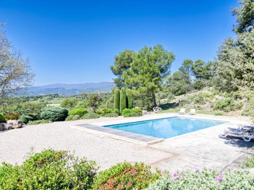 La Bastide-des-JourdansにあるHoliday Home Domaine de Piegros by Interhomeの庭園のスイミングプール像