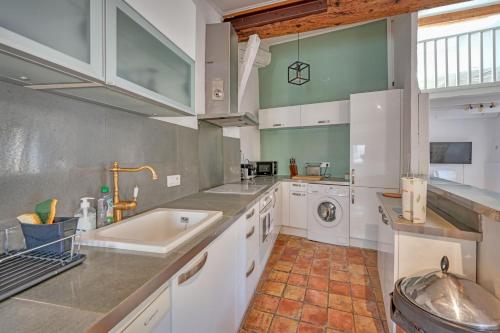 uma cozinha com um lavatório e uma máquina de lavar roupa em Oasis Provencale - Clim - Wifi em Avignon