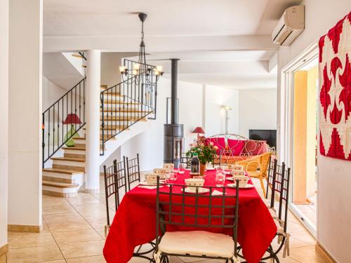 een eetkamer met een rode tafel en stoelen bij Holiday Home Villa Faro - MFT100 by Interhome in Montfort-sur-Argens