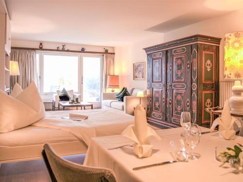uma grande sala de estar com duas camas e um sofá em Apartment Residenz Surlej 6 by Interhome em St. Moritz