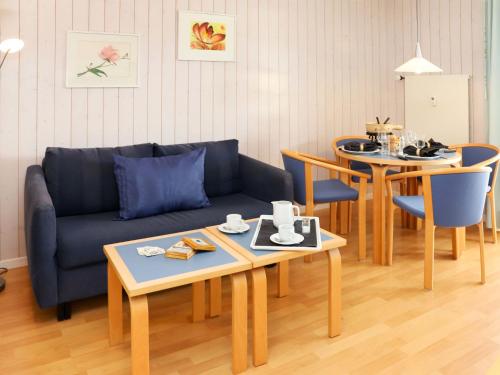 un soggiorno con un divano e un tavolo di Apartment Monique Nr- 9 by Interhome a Gstaad