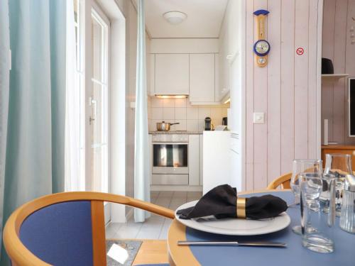 una sala da pranzo con un tavolo e un piatto di Apartment Monique Nr- 9 by Interhome a Gstaad