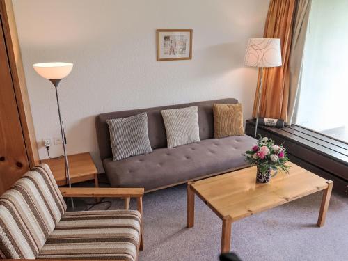 - un salon avec un canapé et une table dans l'établissement Apartment Utoring Acletta-68 by Interhome, à Disentis