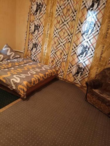 1 cama con dosel en una habitación en Тимур, en Tokmok