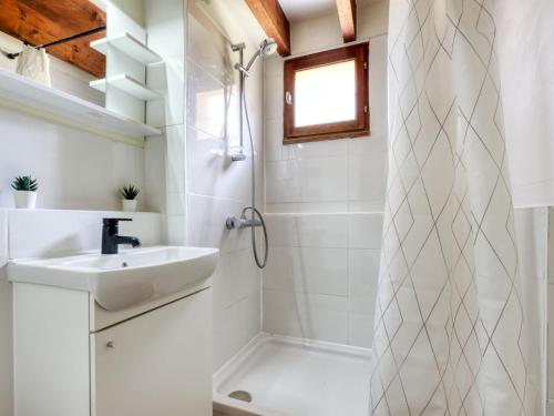 Ένα μπάνιο στο Holiday Home Les Cracks-2 by Interhome