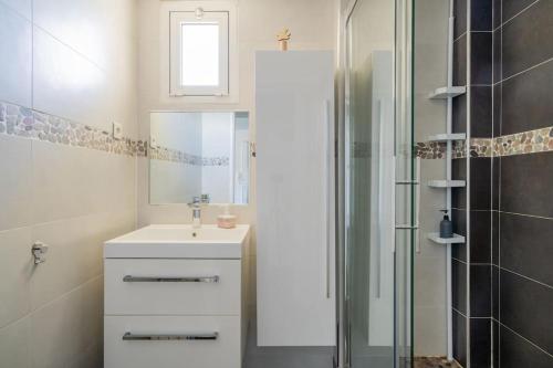 une salle de bain avec un lavabo et une douche dans l'établissement La perle de Coco, à Marseille