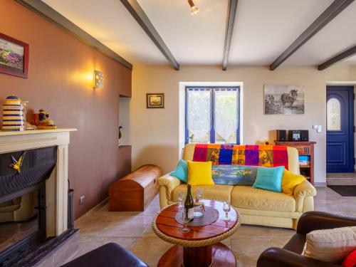 un salon avec un canapé et une cheminée dans l'établissement Holiday Home Du Bout du Monde by Interhome, à Crozon