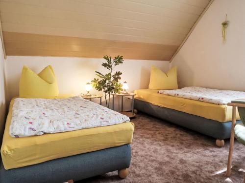 2 Betten in einem Zimmer mit Gelb- und Blautönen in der Unterkunft Holiday Home Zerna by Interhome in Bad Muskau