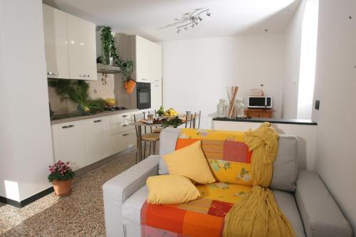 a living room with a couch and a kitchen at CASA ALESSIA NEL VERDE con WI-FI in Ageno