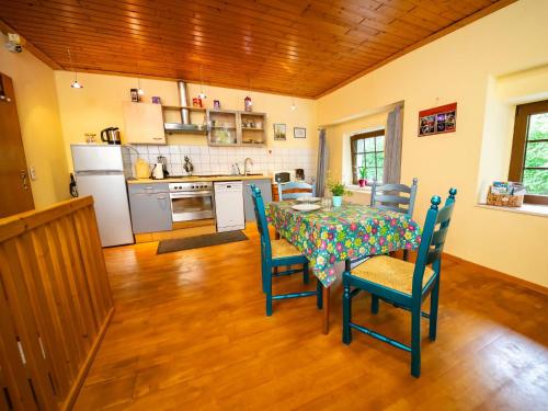 una cucina e una sala da pranzo con tavolo e sedie di Apartment Haus Keller by Interhome a Heppingsen