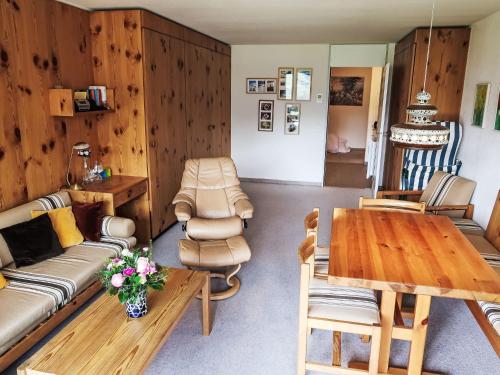 ein Wohnzimmer mit einem Sofa und einem Tisch in der Unterkunft Apartment Utoring Acletta-63 by Interhome in Disentis