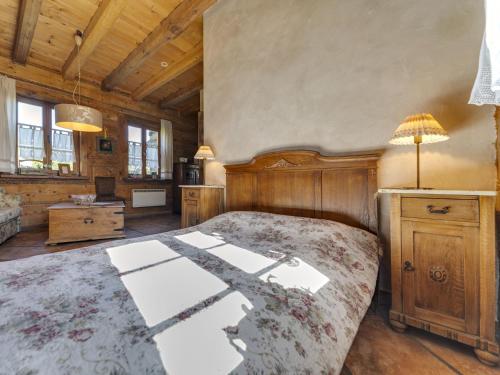 sypialnia z dużym łóżkiem i drewnianymi ścianami w obiekcie Holiday Home Moja Mała Toskania by Interhome w mieście Cisowa