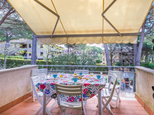 einen Tisch und Stühle auf einem Balkon mit Tisch und Stühlen in der Unterkunft Apartment I Pini by Interhome in Castiglioncello