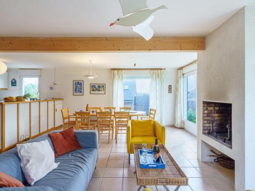 un salon avec un canapé et une table dans l'établissement Holiday Home maison bleue by Interhome, à Kernalléguen