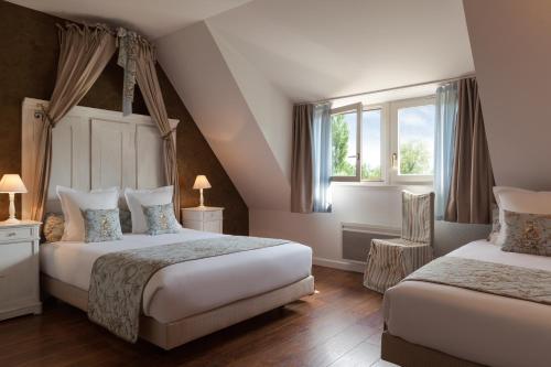 Postel nebo postele na pokoji v ubytování Hôtel Restaurant Verger des Châteaux, Route des vins Haut-Koenigsbourg