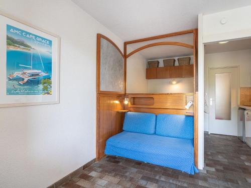 un petit banc bleu dans une pièce avec une cuisine dans l'établissement Studio Port de La Gavine-17 by Interhome, à Hyères