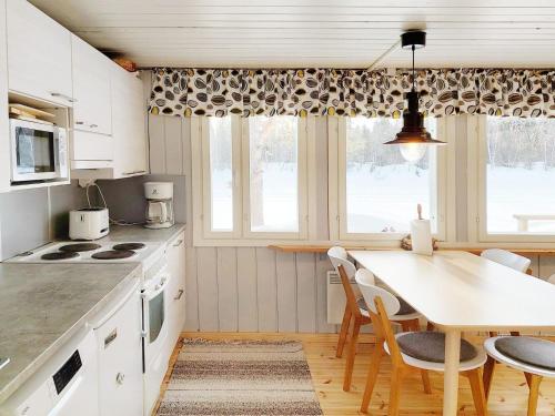 Kuchyň nebo kuchyňský kout v ubytování Holiday Home Mukan maja by Interhome