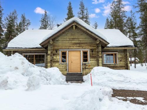 eine Blockhütte im Schnee, umgeben von Schnee in der Unterkunft Holiday Home Outarinne by Interhome in Ylläsjärvi