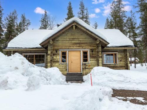 ユッラスヤルヴィにあるHoliday Home Outarinne by Interhomeの雪の中の丸太小屋