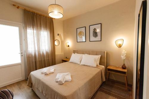Un dormitorio con una cama con toallas. en DayDin Apartments - Din Kastoria, en Kastoria