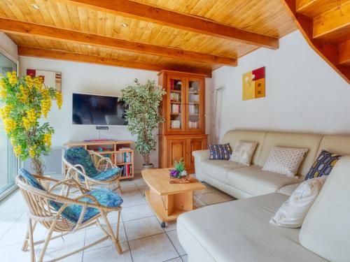 ein Wohnzimmer mit einem Sofa und einem Tisch in der Unterkunft Holiday Home Y Sian Ben by Interhome in Lacanau-Océan