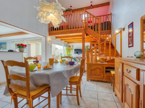eine Küche und ein Esszimmer mit einem Tisch und Stühlen in der Unterkunft Holiday Home Y Sian Ben by Interhome in Lacanau-Océan